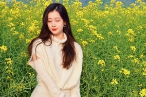 主持人张小薇晒照:2026和油菜花的合影 回去擦衣服花了一个小时