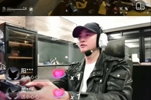 51岁何润东直播《三角洲》火了!全程手柄操作引热议