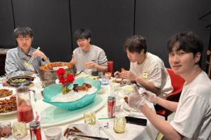 BLG分享赛后聚餐趣事:丹尼把身上的小棉袄给Bin穿