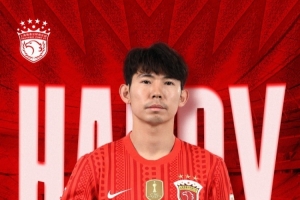 今天是海港一线队球员杨世元的生日,让我们祝他生日快乐!