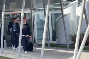 拜仁球员抵达慕尼黑,乌尔比希、穆西亚拉、戴维斯能够正常走路