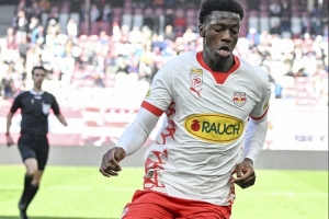 德媒:多特总监现场观战,考察19岁后卫加杜和20岁边锋沃姆布兰德