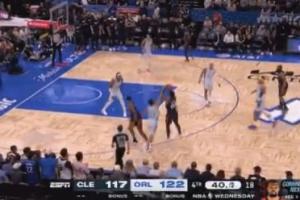 骑士连进5个三分追到2分了!米切尔接哈登传球借掩护干拔三分轰进