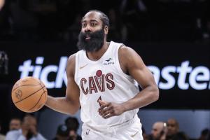 稳扎稳打!哈登半场6中3拿到12分3板 三分5中2