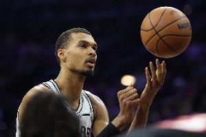 文班亚马:绿军不是最强阵容&比赛条件有些特殊 即使赢球也需反思