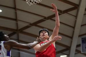 媒体人:杨瀚森进攻高效 但还是暴露出体能和防守问题仍需努力