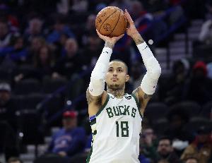 马哥杀疯了！库兹马第三节怒轰16分 三节砍下31分平赛季最高