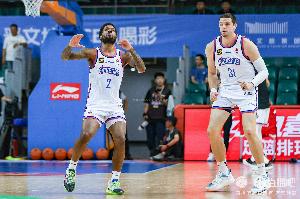 双外援真猛啊!大卫·詹姆斯&哈姆雷特半场合计20中12轰下35分