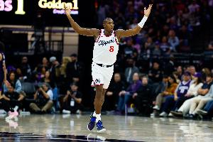 抢断鬼手!邓恩半场得到3分1篮板5助攻4抢断 正负值+16