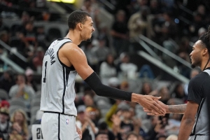 解说:布朗罚下去那球绿军完全可以挑战 文班进8个三分太超模了