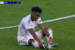 琼阿梅尼争顶落地时受伤,短暂治疗后回到场上