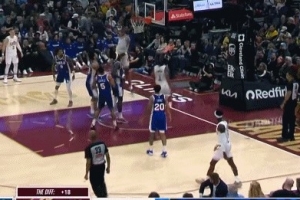 轻松写意！哈登突破到禁区高抛助飞莫布里空接暴扣