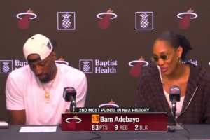 女友助阵!阿贾:上帝对阿德巴约特别眷顾 上帝不会对他开玩笑