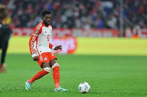 记者:阿方索·戴维斯疑似旧伤复发,穆西亚拉一瘸一拐登上大巴