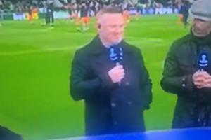 没绷住!鲁尼解说欧冠纽卡vs巴萨,知道利物浦输球后憋不住笑了