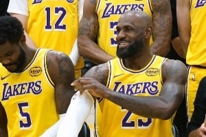 湖人官推晒拍摄全家福花絮照：笑容满面