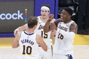 里夫斯:本场的关键是我们五个人一起防守 所有人像绳子似的联动