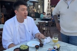 孙悦跟着湖人训练师吃墨西哥菜：享受辣度7的美食 一般人受不了