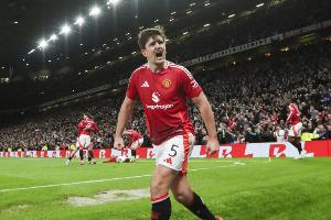 降薪近一半!英媒:曼联考虑开两年周薪10万镑合同,马奎尔愿考虑