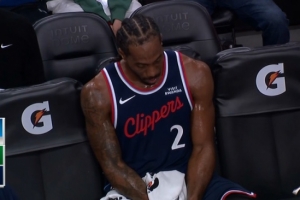 可以歇歇了!战神卡子哥连砍18分打停森林狼 浑身都是汗!