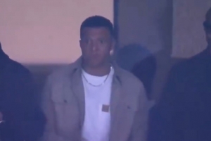 看台上为球队助威,姆巴佩现场观看皇马主场对阵曼城