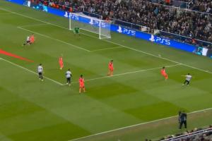 丢球大锅?阿劳霍前场抽筋爬回场内被裁判制止,小跑回防站在弧顶