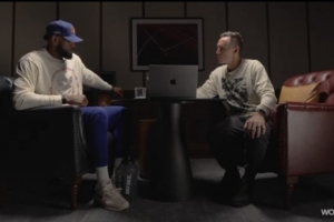 詹姆斯:只要辅助手伸直了推开对手就是进攻犯规 可以用肩膀对抗