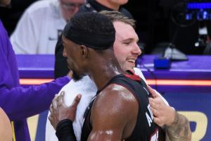 东契奇谈阿德巴约83分:真的太特别了 真不错 恭喜他