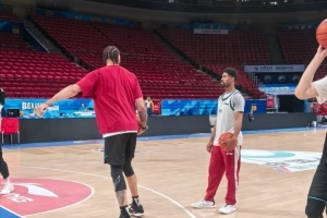 去NBL练这个了?北京4外援亮相赛前热身 麦基给贝利讲解突破选择