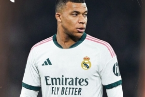 皇马2026-27赛季主场球衣谍照：主体白色搭配深绿和粉色点缀