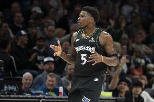 对飚小卡!爱德华兹半场9中7高效砍下23分1板2助 首节独得14分