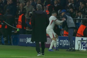 太阳报:内托推搡球童没染黄,但欧足联可能介入处罚