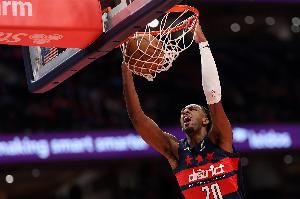 奈何对面已经疯了!萨尔半场14中10高效砍23分6板 单节得分均上双