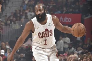 硬邦邦！哈登29000分里程碑夜 一手抓得分一手送助攻半节打花！