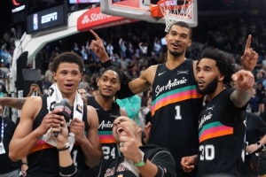 霍里:马刺有8人场均得分上双 他们在打团队篮球