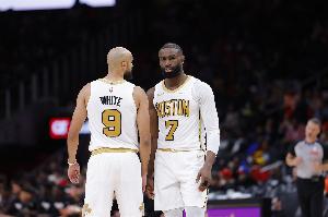 德里克·怀特:杰伦·布朗吃的第一个T没得说 但第二个T太扯了