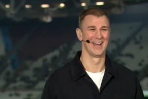 笑嘻了!足总杯抽签嘉宾乔哈特亲手为曼城抽到利物浦后直呼:耶!