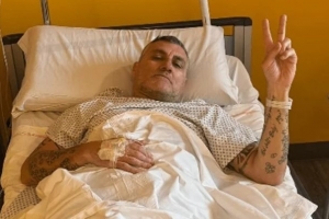 接受膝盖手术!意大利名宿维埃里晒住院图:这一关也闯过去了