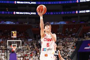 里突外投!杨舒予半场6中3拿到7分 三分2中1