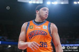 予取予求!洛夫顿半场14分钟11中8砍20分4篮板 但也有5次失误