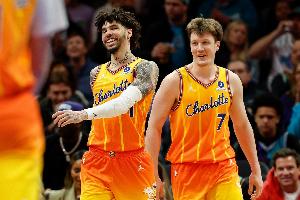 赛季至今四人投进200+记三分：克尼佩尔、马克西、三球、吉莱斯皮