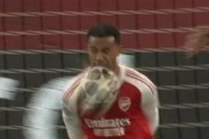 太勇敢了!加布里埃尔用脸挡住对手射门,这下看着都疼