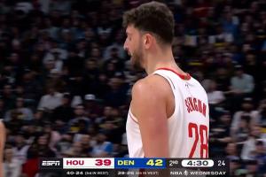 活久见!申京撅腚太久了 被吹背身五秒违例!