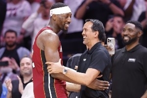 致敬科比时也请尊重阿德巴约~美媒:科比也是打弱队&有刷数据嫌疑