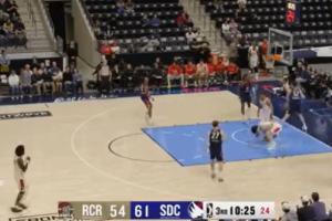 没有大碍~杨瀚森转身反篮上进9中9后受伤下场 回更衣室检查后回归