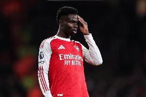 周薪超30万镑!24岁萨卡表现糟糕早早被换,枪手刚顶薪续约至2031