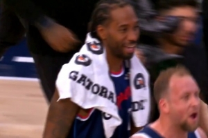 这很像你!赛后小冲突 小卡对裁判说‘他们在打架’ 微微一笑走过