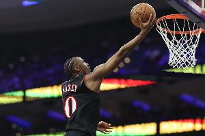 场均29分4.1板！Shams：马克西右手小指肌腱损伤 将在三周后复查