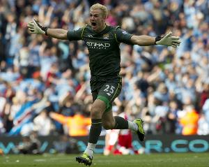 乔·哈特:多纳鲁马全速出击认为自己在禁区外,他本应用手扑球