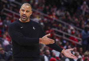 火媒:乌度卡在进攻端一窍不通 但火箭管理层很喜欢他 他饭碗很稳